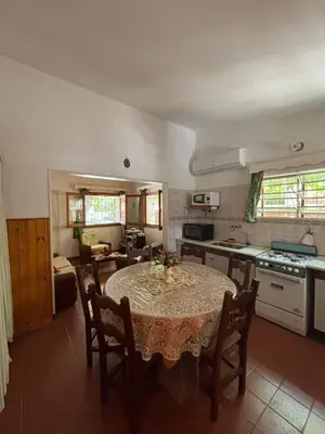a kitchen and dining room with a table and chairs at Paraíso in Mina Clavero