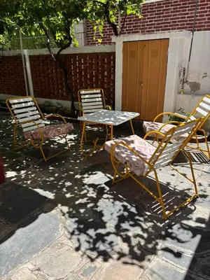 a group of chairs and a table in a yard at Paraíso in Mina Clavero