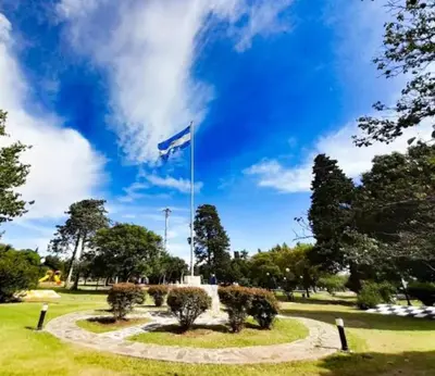 a flag on a pole in a park at Las huertitas de Milele