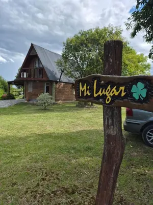 a wooden sign in front of a house at Cabaña Buena Vista Los Reartes in Los Reartes