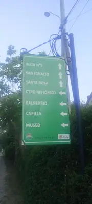 a green street sign on the side of a road at La casita de Mila in Amboy