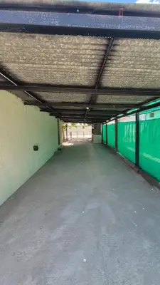 an empty parking garage with a green wall at La Casa del Gran Nogal in Villa Carlos Paz