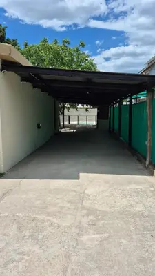 an empty parking lot with a green wall at La Casa del Gran Nogal in Villa Carlos Paz