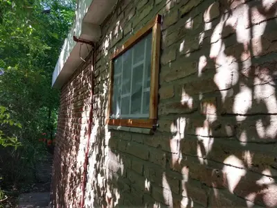 a window on the side of a brick building at Casa en balneario Mayu Sumaj en cercanias de Villa Carlos Paz in San Antonio de Arredondo