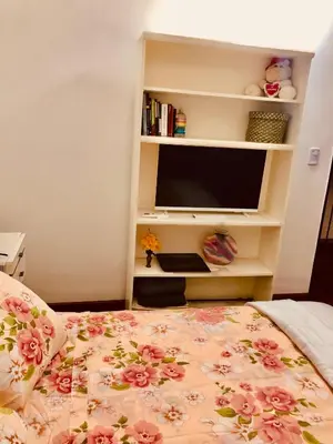 a bedroom with a bed with a floral bedspread at Habitación exclusiva Huéspedes con piscina , aire acondicionado y jardín en base doble, muy confortable in Cordoba