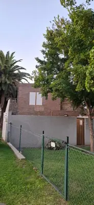 a chain link fence in front of a building at Alojamiento de lujo , duplex - departamento in Villa Carlos Paz