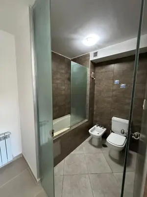 a bathroom with a toilet and a shower and a sink at Dpto a estrenar Villa Carlos Paz frente a la costanera in Villa Carlos Paz