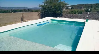 a large swimming pool on top of a house at Alquilo casa totalmente equipada con pileta y vista a las Sierras in Tanti