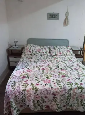 a bed with a floral comforter on it in a bedroom at El descanso in Panaholma