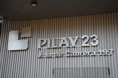 a sign on the side of a building that says playz laboratories at Hale Kalena in Cordoba