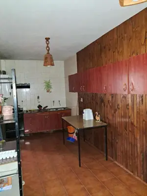 a kitchen with a table in the middle of a room at Complejo calle Córdoba in Mina Clavero