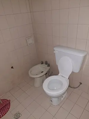 a bathroom with a white toilet and a bidet at Complejo calle Córdoba in Mina Clavero