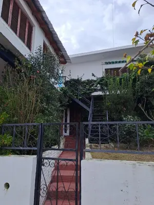 a gate in front of a house with plants at Complejo calle Córdoba in Mina Clavero