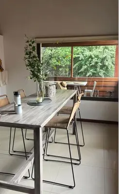 a table and chairs in a kitchen with a window at Willert hauss in La Cumbrecita