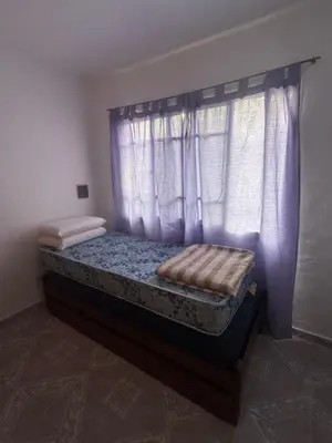 a bed in a room with a window at Depto 2 dormitorios, a 6 cuadras del rio y del centro in Villa Carlos Paz