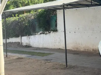 a covering on a sidewalk next to a wall at Depto 2 dormitorios, a 6 cuadras del rio y del centro in Villa Carlos Paz