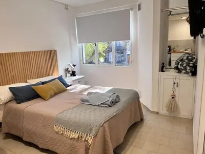 a bedroom with a large bed with a window at Monoambiente para 2 personas Zona Centro in Cordoba