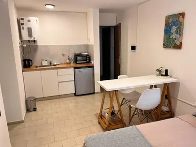a small kitchen with a table and a counter at Monoambiente para 2 personas Zona Centro in Cordoba
