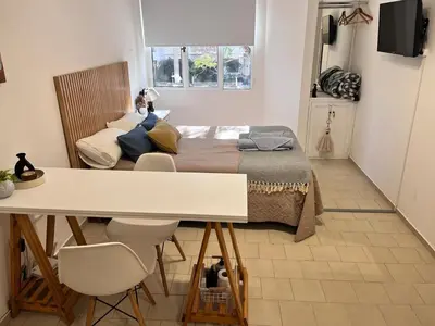 a bedroom with a bed and a table and chairs at Monoambiente para 2 personas Zona Centro in Cordoba