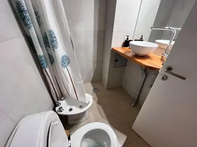a small bathroom with a toilet and a sink at Monoambiente para 2 personas Zona Centro in Cordoba