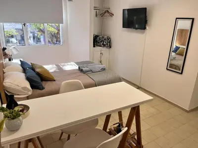 a room with a bed and a table with chairs at Monoambiente para 2 personas Zona Centro in Cordoba