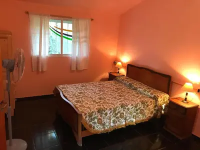 a bedroom with a bed and a window at Cometierra, casa de campo in Panaholma