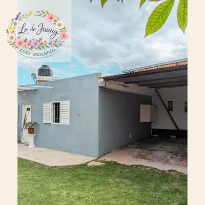 a house with a sign that reads be be happy at Lo de Juany in Villa Cura Brochero