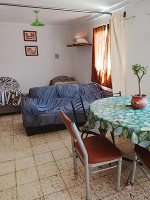 a living room with a table and a bed at Majo in San Francisco del Monte de Oro