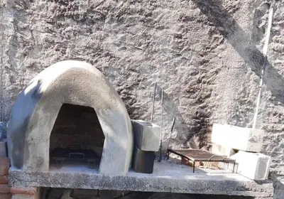 a stone oven with a bench and a table at Majo in San Francisco del Monte de Oro