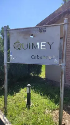 a sign for a wine cellar in front of a building at Cabaña Quimey in Villa Rumipal