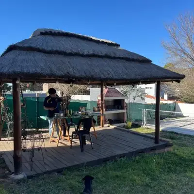 Complejo cerca del rio