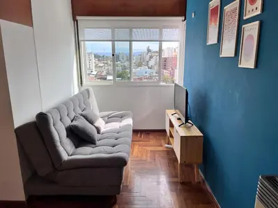 a living room with a couch and a television at Departamento moderno para 3 personas en Zona Nueva Córdoba in Cordoba