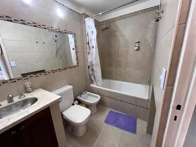 a bathroom with a sink and a toilet and a bath tub at Departamento moderno para 3 personas en Zona Nueva Córdoba in Cordoba