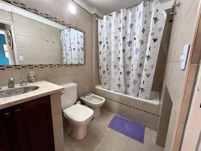 a bathroom with a toilet and a sink and a shower at Departamento moderno para 3 personas en Zona Nueva Córdoba in Cordoba
