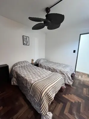 a bedroom with two beds and a ceiling fan at Departamento para 4 personas Zona cercana al Centro in Cordoba