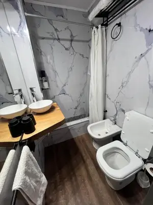 a bathroom with two sinks and a toilet at Departamento para 4 personas Zona cercana al Centro in Cordoba
