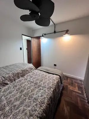 a bedroom with a bed and a ceiling fan at Departamento para 4 personas Zona cercana al Centro in Cordoba