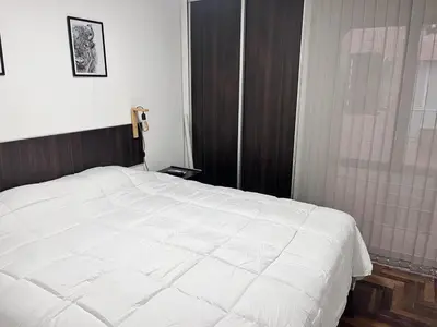 a bedroom with a white bed and a window at Departamento para 4 personas Zona cercana al Centro in Cordoba