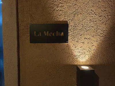 a sign that says la mecca on a wall at Casasdecampo pasabaxaqui in Villa Anizacate