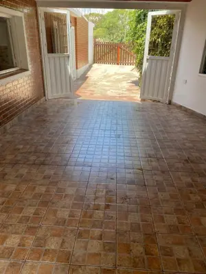 an empty entry way to a house with two doors at Casa Familiar Centrica Abdulle in Villa Cura Brochero