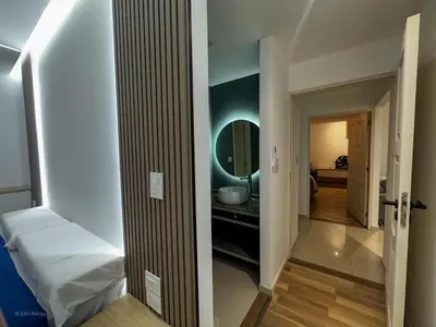 a bathroom with a sink and a mirror in a room at Apart Lunge in Cordoba