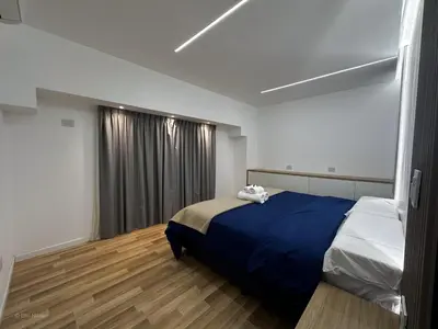 a bedroom with a bed with a blue blanket at Apart Lunge in Cordoba