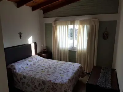 a bedroom with a bed and a window at Cabañas Dulce Lugar - Va Ciudad Parque-Calamuchita in Villa Ciudad Parque