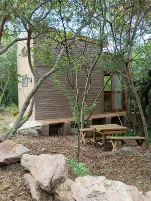 a small house with a picnic table and a bench at El paraíso de Tu Descanso in Villa de Las Rosas