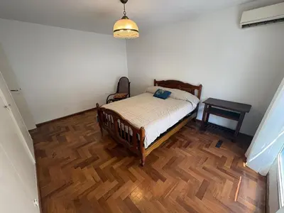 a bedroom with a bed and a wooden floor at Departamento amplio para 6 personas Zona Centro in Cordoba