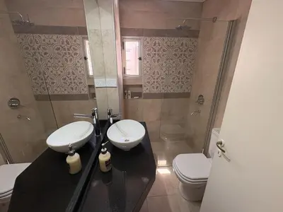 a bathroom with two toilets and a sink and a shower at Departamento amplio para 6 personas Zona Centro in Cordoba