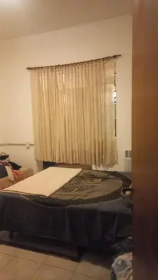 a bed in a room with a window at Casa Corna in Río Cuarto