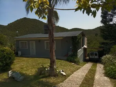 a small house with a palm tree in the yard at La Serranita de Miguel in Villa Serranita
