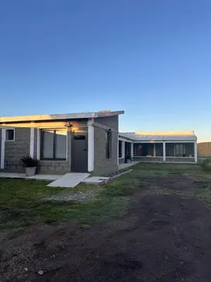 an empty house with a yard in front of it at Sierras y Volcanes in Taninga
