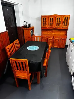 a dining room with a table and chairs and a kitchen at Casa pleno centro Villa Dolores in Villa Dolores